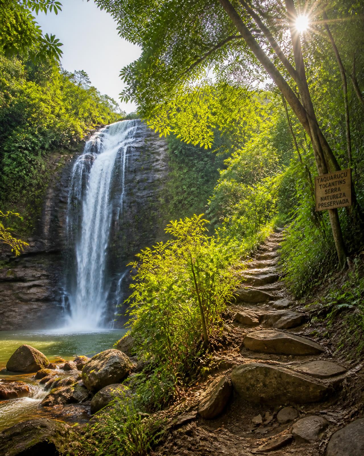 Cachoeira e trilha na mata da serra de Taquaruçu
